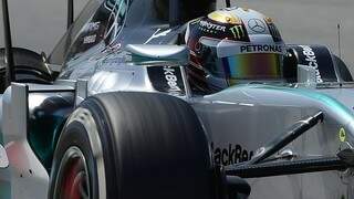 Rosberg larga ao lado de Hamilton 
