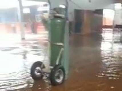 Durante temporal, chove dentro de posto de saúde e escola é alagada