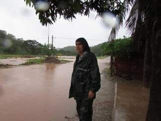 Erisvaldo tem amigos no Cravo Vermelho e já os visitou em dias de chuva antes das obras de drenagem (Foto: Erisvaldo Batista Ajala / arquivo pessoal)