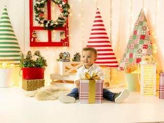 Ensaio de Natal com presentes e árvore que faz o olhar da criança brilhar (Foto: Carlos Brandão)