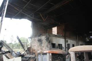 Oficina ficou totalmente destruída pelo fogo na noite de quarta-feira (Foto: Marcelo Victor)