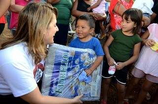 Representando o prefeito, a primeira-dama Andréia Olarte participou da entrega dos cobertores. (Foto: Ernesto Franco/PMCG) 