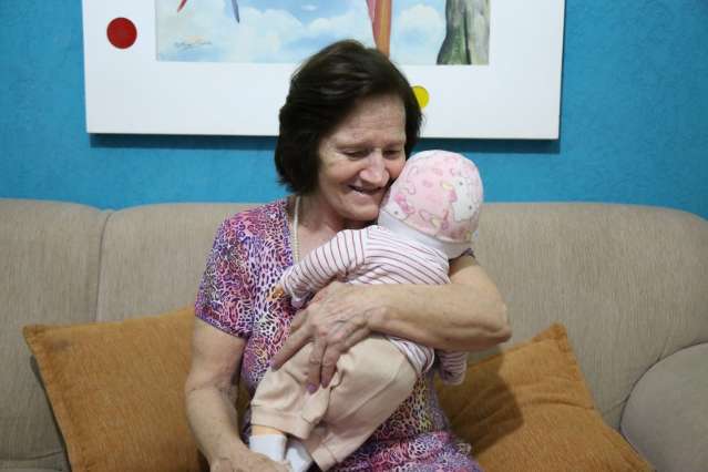 Boneca virou beb&ecirc; da fam&iacute;lia de dona Vileda e diminuiu sofrimento com Alzheimer 