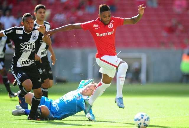 Internacional vence a Ponte Preta no sufoco e encosta no G-4