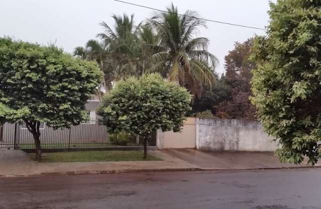 Volta a chover ap&oacute;s duas semanas de estiagem e temperatura deve cair