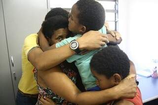 Mulher e filhos se abraçam com aposentado em encontro no Centro de Atendimento na Capital (Foto: Marcos Ermínio)