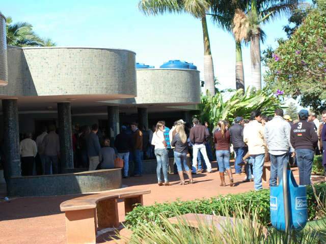  Consterna&ccedil;&atilde;o marca vel&oacute;rio de jovem morto em acidente na Afonso Pena