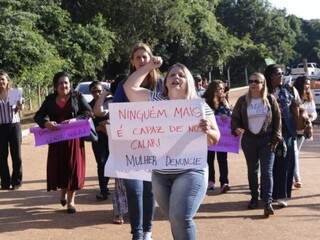 Manifestantes na primeira caminhada de combate a violência contra mulher no Parque dos Poderes (Foto: Kisie Ainoã)