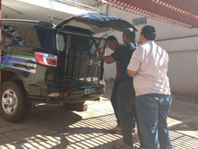 Na delegacia, pol&iacute;cia interroga suspeitos de crime contra menino
