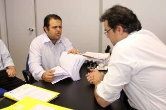 Prefeitura entrega sindic&acirc;ncia sobre irregularidades em ve&iacute;culos ao MPE