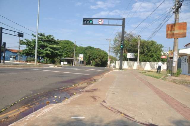 Sem capacete, motociclista morre e garupa fica em estado grave na Capital