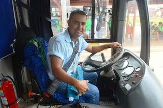Há quinze anos Edemir é motorista de ônibus e fez da simpatia um diferencial na rotina de trabalho. 