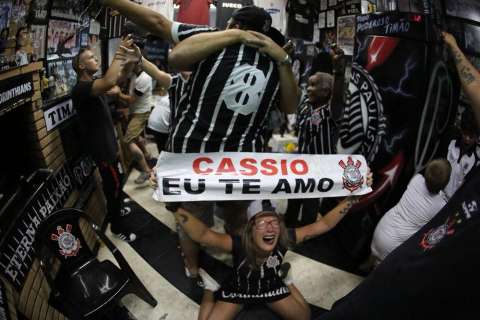 Corinthians vence Palmeiras nos pênaltis e é bicampeão paulista