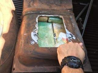 Droga estava em fundo falso no tanque de caminhonete (Foto: Divulgação/PRF)