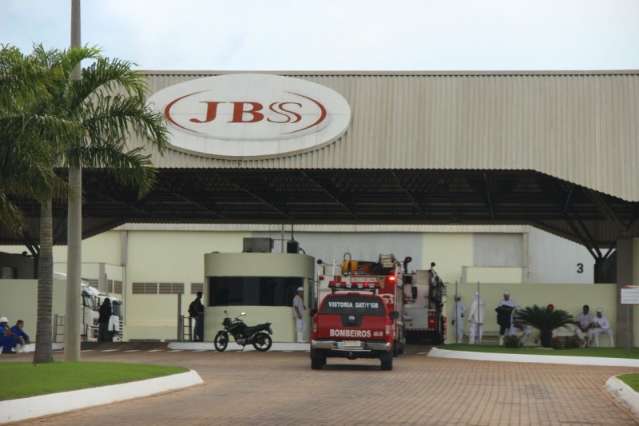 Inc&ecirc;ndio em frigor&iacute;fico mobiliza Bombeiros na sa&iacute;da para Sidrol&acirc;ndia