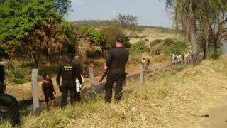Policiais do DOF conversam com índios que ocupam fazendas antes do ataque deste sábado; polícia ainda não se manifestou (Foto: Divulgação/DOF)