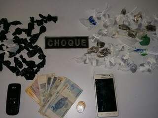 Drogas, celulares e dinheiro foram apreendidos com os adolescentes. (Foto: Batalhão de Choque) 