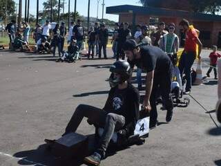 Estudantes criaram os carrinhos que vão participar da competição (Foto: Divulgação)