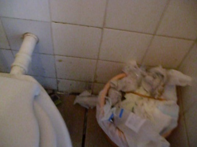  Fam&iacute;lia revoltada registra sujeira espalhada por quarto na Santa Casa