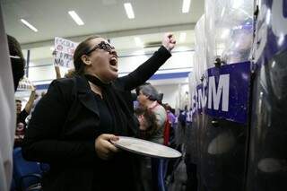 Após Câmara encerrar sessão, manifestantes gritam &quot;vergonha&quot; (Foto: Fernando Antunes)