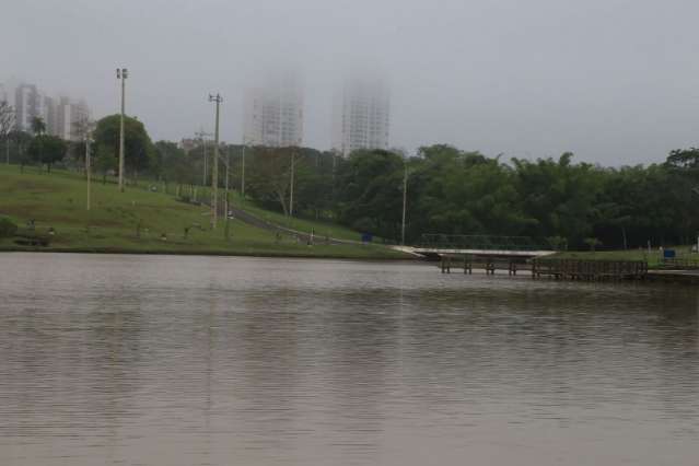 Domingo come&ccedil;a ameno e com neblina, mas meteorologia prev&ecirc; m&aacute;xima de 30&deg;C