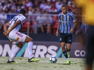 Disputa de bola durante a partida desta noite. (Foto: GrêmioFC) 