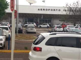 Táxis agora fica na área externa do Aeroporto de Campo Grande. (Foto: Direto das Ruas)