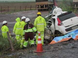 Fiat Palio foi jogado para fora da estrada após colisão com carreta (Foto: Rodrigo Rodrigues/Nova Alvorada News)