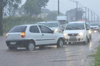 Os carros precisaram trafegar pela contramão para fugir da chuva (Foto: Alcides Neto)