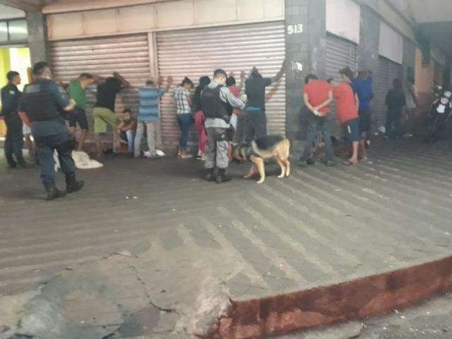 Opera&ccedil;&atilde;o com o apoio de c&atilde;es tem pris&atilde;o e usu&aacute;rios flagrados com droga 