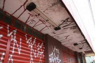 Em vários locais da cidade, portas e paredes se transformam em painéis de rabiscos (Foto: Marcos Ermínio)