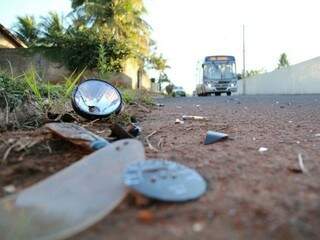 Estilhaços e pedaços da moto ficaram no cruzamento, onde ocorreu o acidente. (Foto: Marcos Ermínio) 
