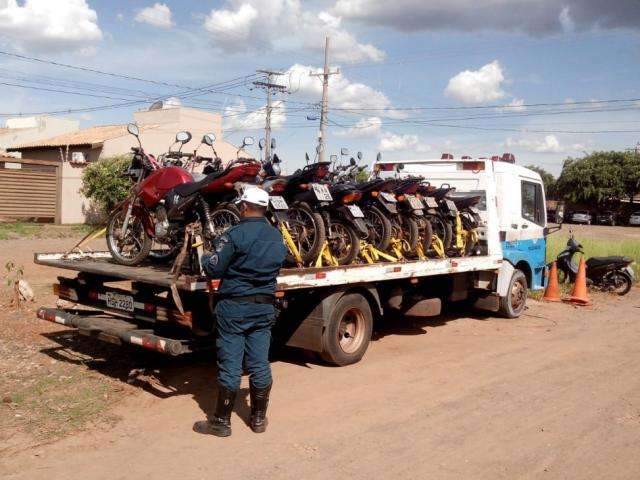 Blitz apreende 18 motocicletas  e flagra 14 motoristas sem habilita&ccedil;&atilde;o