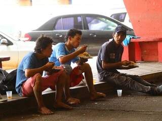 Moradores na antiga rodoviária, em Campo Grande.
(Foto: André Bittar).