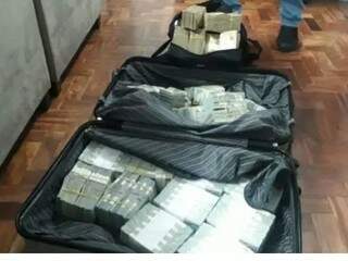 Mala de dinheiro apreendida em endereços mantidos pela organização criminosa. (Foto: Polícia Federal)