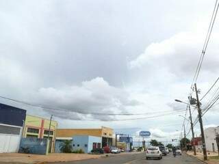 Céu nublado no bairro Coronel Antonino, em Campo Grande (Foto: Marcos Ermínio)