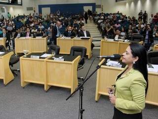 Vereadora Dharleng Campos apresenta moção de congratulação na Câmara Municipal. (Foto: Divulgação / Câmara Municipal)