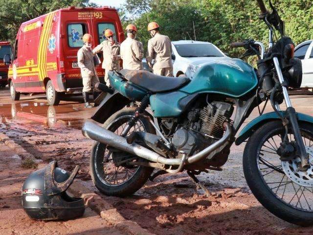 Ciclista atropelado por moto, bate a cabeça e é socorrido em estado grave