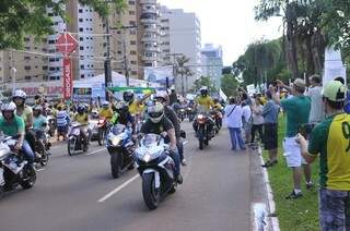 Pelo menos 300 motoqueiros participaram do protesto (Foto: Alcides Neto)