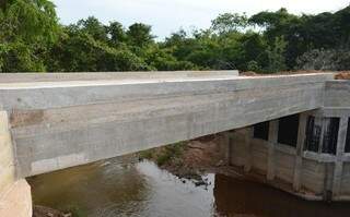 Ponte de concreto sobre o Córrego Zezão, estrada municipal da Gleba Azul, no município de Ivinhema (Foto: Arquivo)