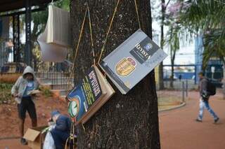 Pendurados  em varais improvisados, até as árvores viraram expositores para livros (Foto: Kimberly Teodoro)