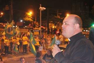 Padre Paulo Roberto de Oliveira, que encorajou os manifestantes a lutarem contra a corrupção (Foto: Alan Nantes)