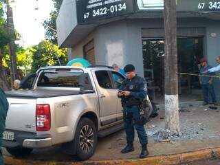 Caminhonete usada por empresário bateu em fachada de empresa após atentado a tiros (Foto: Adilson Domingos)
