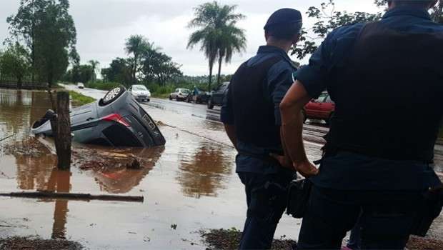 Com aquaplanagem, veículo “mergulha” em área alagada na MS-376