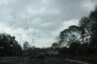 Moradores da Capital foram surpreendidos pela chuva na tarde desta quinta-feira (Foto: Kísie Ainoã)