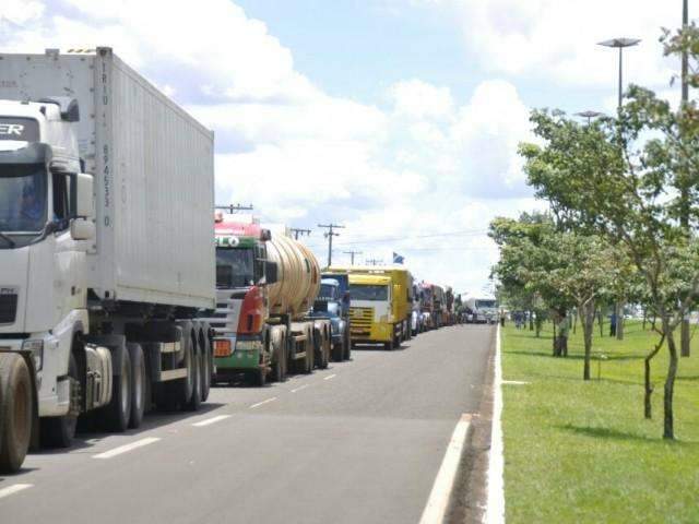 Barrados em ato com presidente, caminhoneiros fecham  BR-163