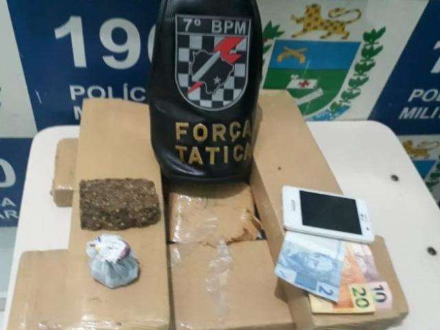 Respons&aacute;vel por &quot;delivery&quot; de drogas, suspeito &eacute; preso a caminho de entrega