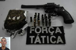 Na casa de homem que tentou matar idoso, polícia encontrou drogas, arma e munições. (Foto: Osvaldo Duarte/Dourados News)