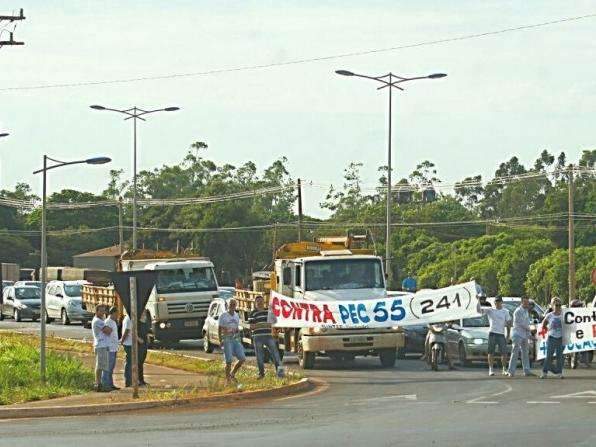 Professores da UFGD bloqueiam rodovia e decidem sobre greve &agrave; tarde