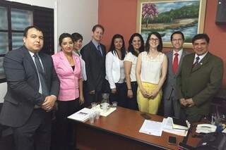 Autoridades de MS com representantes do Paraguai, em visita a Pedro Juan Caballero (Foto: Divulgação/MPF)